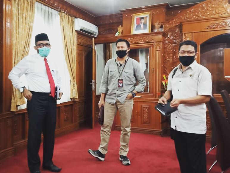 Pusakademia Serahkan Buku Saku Tanggap Covid-19 ke Gugus Tugas Provinsi Jambi.