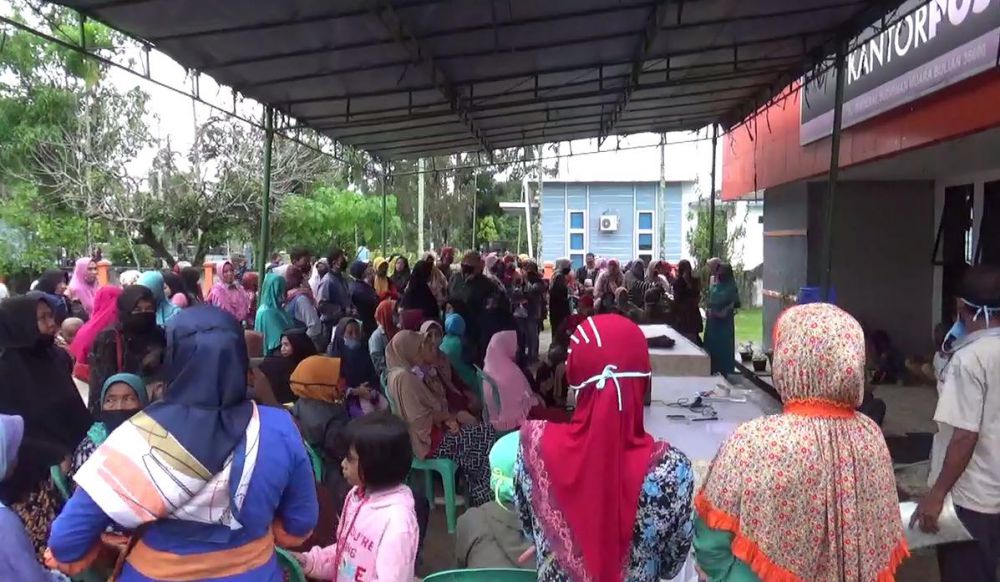 Ratusan Warga Batanghari Berkumpul Depan Kantor Pos, Tanpa Protokol Kesehatan.