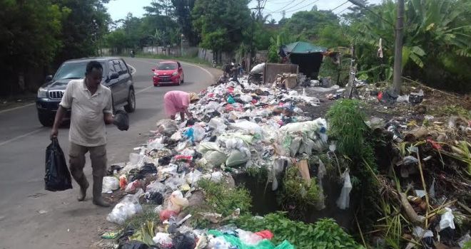 Timbulan sampah di Jalan Lingkar, Paal Merah Kota Jambi, kemarin (25/5).

