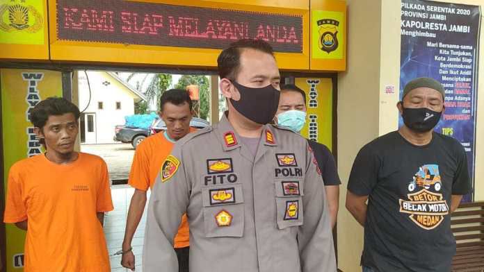 Polsek Kota Baru saat menunjukkan dua tersangka penggelapan motor dengan cara digadai