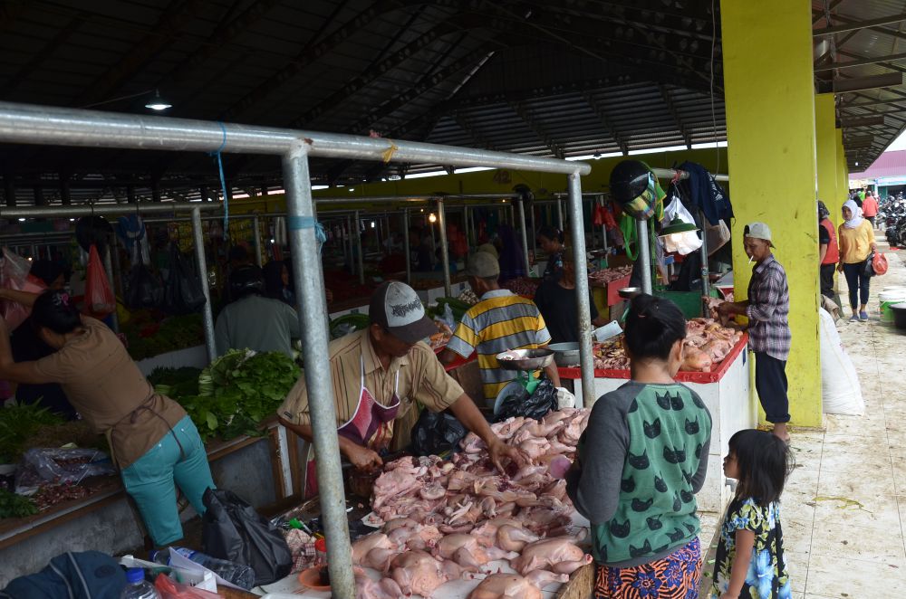 Pedagang memeotong ayam untuk dijual. Kemarin (27/5) harga ayam masih tinggi.