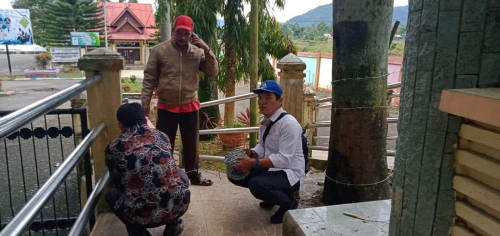 Karena lokasi objek wisata di Kerinci, masih ramai dikunjungi warga, maka Dinas Pariwisata Kerinci, menguci pintu masuk wisata dengan kawat.