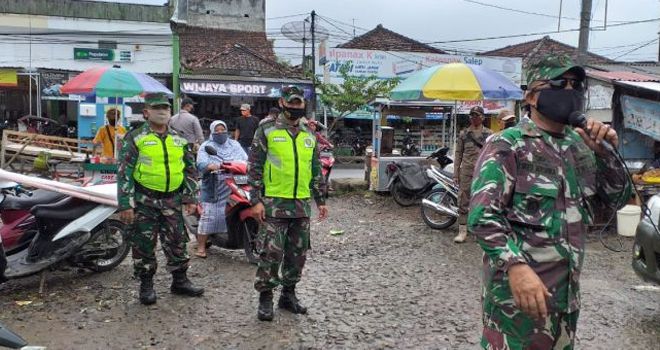 Personel TNI dan Polri memberikan imbauan .