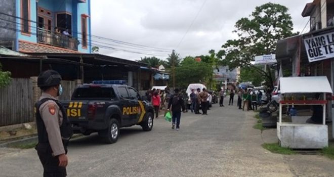 Suasana di depan rumah pasien yang kabur.