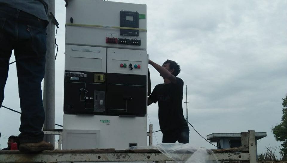 Petugas PLN melakukan penyetelan aliran listrik setelah melakukan perbaikan Kubikel listrik yang rusak di Intake Aurduri.