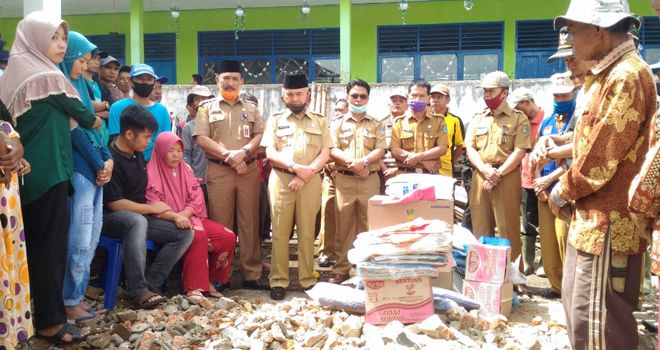 Bupati Kerinci, Adirozal, pada Selasa (09/06/2020) hari ini, turun kelapangan melihat kondisi Tiga unit rumah warga di Desa Pondok Beringin, Kecamatan Tanah Cogok, Kabupaten Kerinci yang terkena musibah kebakarab kemarin.