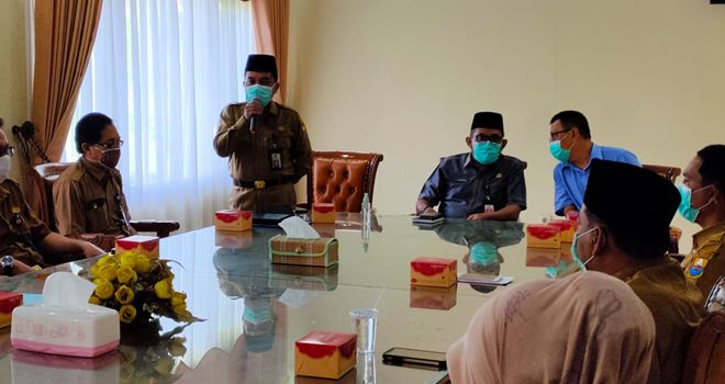 Pj Sekda Provinsi Jambi Sudirman menghadiri Serah Terima Jabatan (Sertijab) Plt. Kepala Dinas Kesehatan (Dinkes) Provinsi Jambi, di aula Dinkes (9/6).