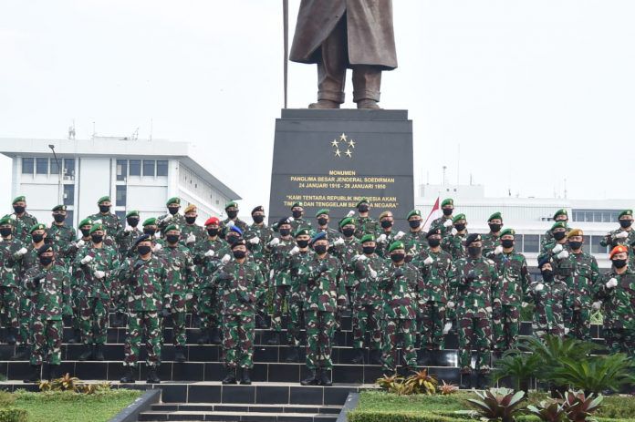 Upacara pelaksanaan penerimaan laporan kenaikan pangkat yang dipimpinan Panglima TNI Marsekal TNI Hadi Tjahjanto di Mabes TNI, Cilangkap, Jakarta Timur, Selasa (9/6).