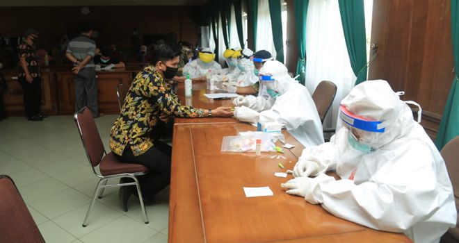Tim Gugus Tugas Covid-19 Kabupaten Tanjung Jabung Timur (Tanjabtim) melakukan uji Rapid Test terhadap 206 guru di Tanjabtim, Kamis (11/6) pagi.