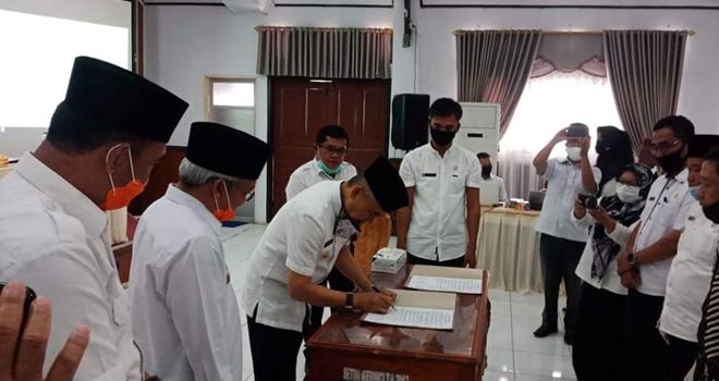 Bupati Kerinci turut serta tanda tangani komitmen bersama dalam penanganan pencegahan stunting di Kabupaten Kerinci.
