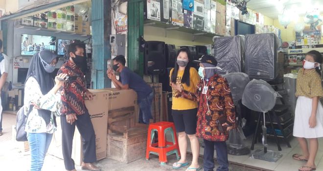 Pantauan dilapangan, Camar Pasar Mursida menegaskan kepada pemilik toko untuk memasukkan dagangannya ke dalam toko.