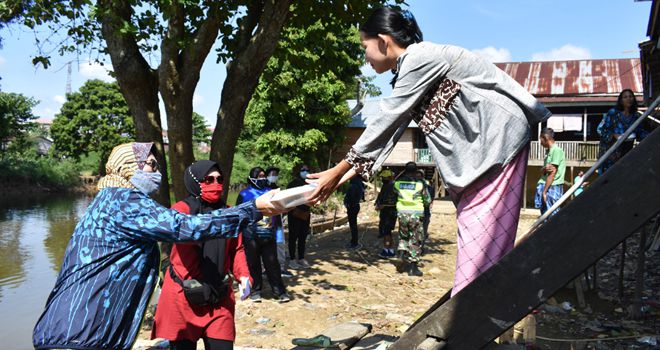 Ketua Persit KCK Koorcab Rem 042, Ny. Dewi Zulkifli , keliling seputaran Kota Jambi dan sekaligus memberikan nasi kotak Kepada Masyarakat Kurang Mampu dan terdampak Covid-19, Jum'at (12/6).