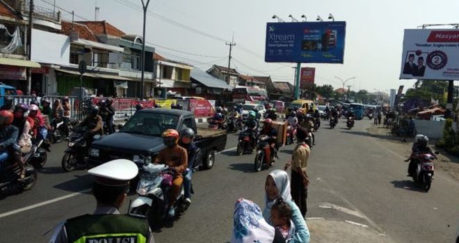 Suasana arus lalu lintas jalan Raya Pasar Plered yang mulai padat.

