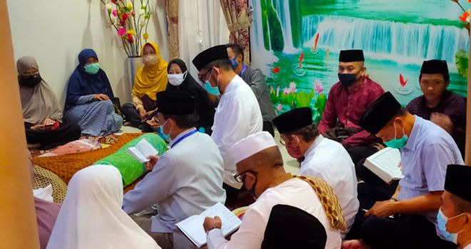 Fachrori langsung memimpin pembacaan yasin untuk sang anak buah yang meninggal dunia pada usia 52 tahun ini.