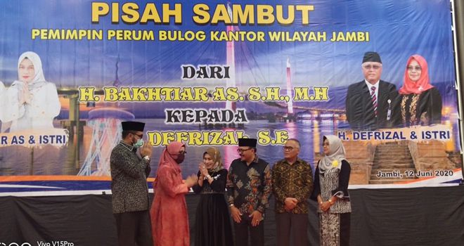 H.Sudirman hadiri Pisah Sambut Pimpinan Perum Bulog Kantor Wilayah Jambi dari Bakhtiar kepada Defrizal, berlangsung di Swissbell Hotel Jambi, Jum'at (12/6) malam.