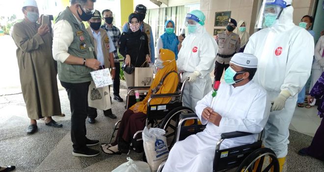 Dua Pasien Sembuh Covid-19 di RS Abdul Manap Dipulangkan.