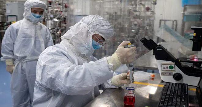 Petugas laboratorium mengambil sempel pada vaksin eksperimental untuk Covid-19 di dalam laboratorium Ruang Budaya Sel yang difasilitas Biotech Sinovac di Kota Beijing, Cina. Setelah Wuhan, Hubei, Kota Beijig kembali digegerkan dengan merembertnya Virus Corona.