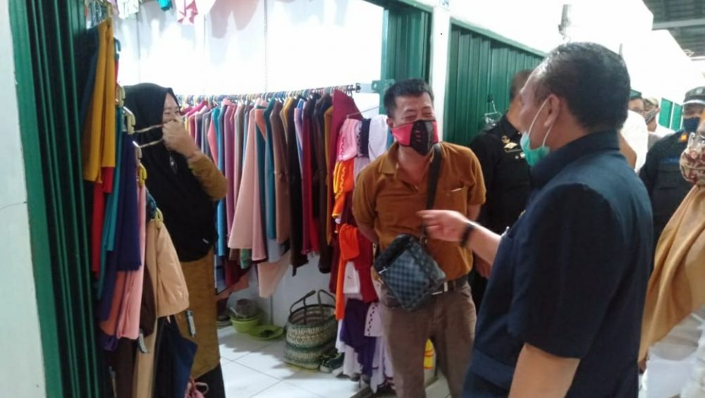 Komisi II DPRD Kota Jambi meninjau kios di Pasar Angso Duo modren Kota Jambi kemarin (15/6).