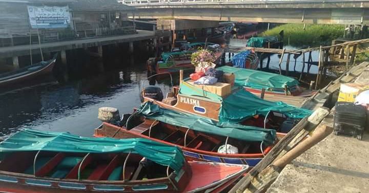 Imbas menurunnya penumpang terhadap transportasi air, penghasilan pun menurun. Foto diambil saat jajaran speedboat Di Kecamatan Mendahara Ulu, antre menunggu penumpang.