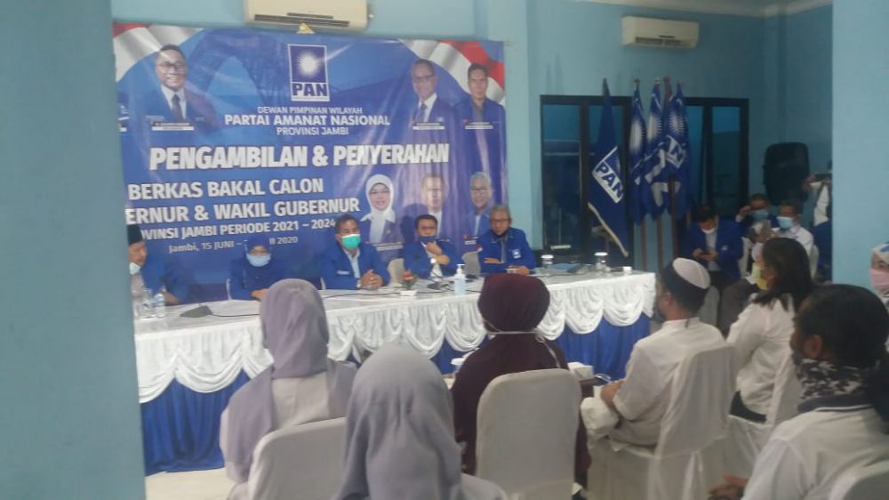 Tim Ratu Munawaroh saat Ambil Formulir Pendaftaran di PAN Jambi.