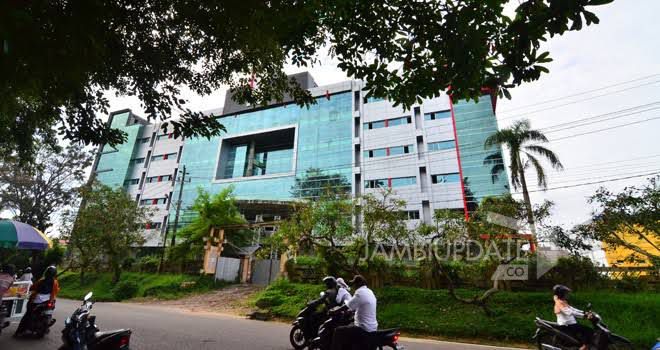 VVIP RSRM Provinsi Jambi sudah dibangun sejak enam tahun lalu. Seharusnya 2020 ini pembangunan rampung, namun, karena adanya realokasi anggaran untuk penanganan Covid-19, pembangunan 2020 batal.