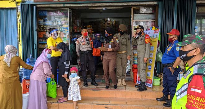 Tim Inspektor II Gugus Tugas Covid-19 melakukan sidak penerapan Perwal Nomor 21 tahun 2020 terkait relaksasi ekonomi sosial dan kemasyarakatan di MM Central Mayang.