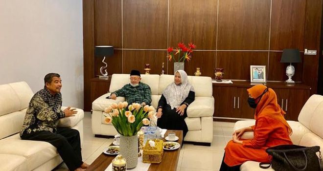 Ratu Munawaroh saat Bertamu ke Kediaman CE