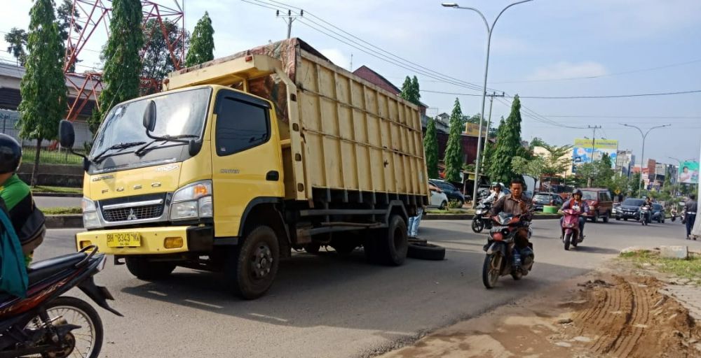 Truk batu bara pecah ban dalam Kota Jambi beberapa waktu lalu. Saat ini Pemerintah akan melakukan Revisi Perda Angkutan Batu Bara.