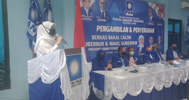 Ratu Munawaroh, mendatangi DPW PAN Provinsi Jambi untuk menyerahkan formulir pendaftaran penjaringan kandidat, Jumat (19/6).