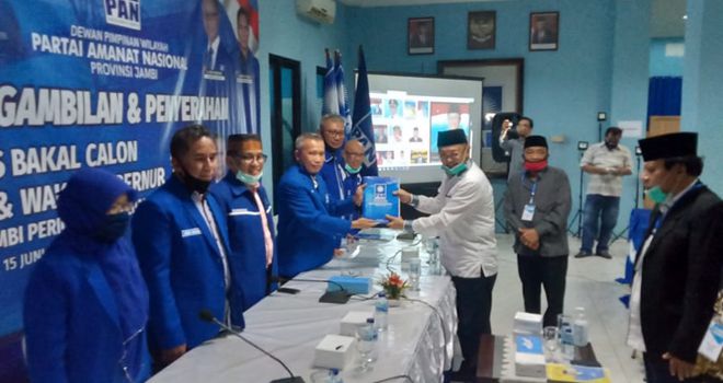 Cek Endra yang tiba didampingi Ketua Tim Pemenangan, Kemas Arsyad Somad, dan tim lainnya langsung disambut Ketua DPW PAN Provinsi Jambi, H. Bakri dan Tim Penjaringan Pilgub PAN Jambi.