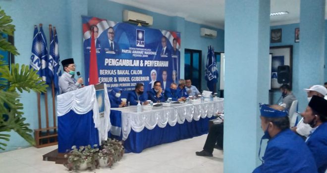 Usai menyerahkan formulir pendaftaran kepada tim Pilkada DPW PAN Jambi, Fachrori Umar sempat meneteskan air mata saat memberikan sambutan.