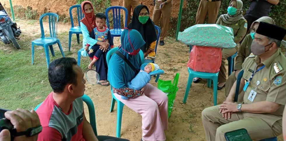 Walikota Jambi menyerahkan tali asih kepada keluarga Almarhumah Desmayanti Senin (22/6).