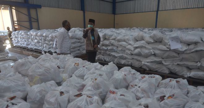 Gubernur Jambi meninjau paket bantuan Jaring Pengaman Sosial (JPS) di gudang Bulog Jambi beberapa waktu lalu. Paket ini sebelum didistribusikan ke masyarakat penerima manfaat.