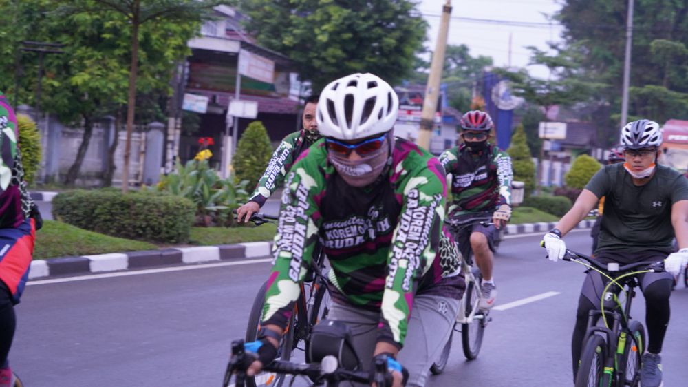 Jaga kesehatan Danrem Bersama Prajurit Gowes Mengelilingi Kota Jambi.