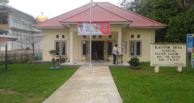 Kantor Desa Tanjung, Kecamatan VII Koto, Kabupaten Tebo, kini kembali beraktivitas setelah pasca ricuh dan penyegelan kantor desa oleh warga terkait pembagian BLT DD.