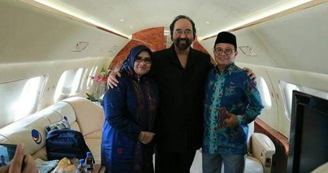 Foto calon petahana Fachrori Umar bersama pendiri NasDem Surya Paloh. Dalam foto tersebut, juga terlihat istri gubernur Jambi Rahima didaalam satu pesawat.