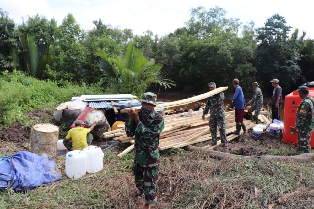 Bersama Warga, Anggota Satgas Droping Material Untuk Bedah Rumah TMMD