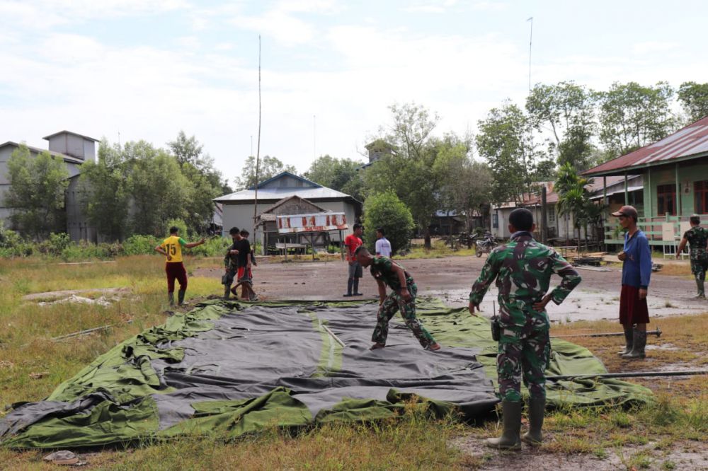Kekompakan Satgas TMMD Labuhan Pering Mendirikan Tenda.