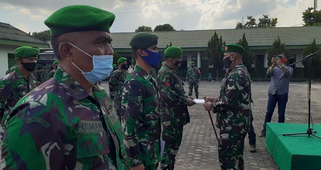  Brigjen M. Zulkifli memimpin Upacara pelepasan 23 personel yang akan melaksanakan tugas menjaga perbatasan wilayah Maluku dan Papua Rabu (25/6).