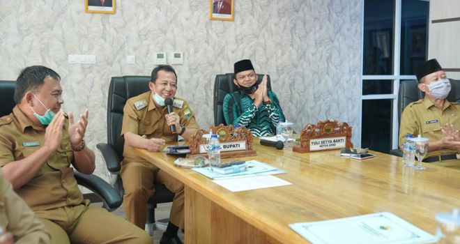 Wakil Bupati Muaro Jambi Bambang Bayu Suseno SP MM M.si dan didampingi oleh Ketua DPRD Muaro Jambi Yuli Setia Bakti.