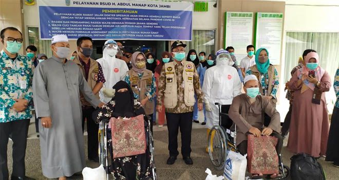 Wakil Walikota Jambi melepas kepulangan pasien virus Corona (COVID-19) yang dinyatakan sembuh setelah menjalani perawatan medis di Rumah Sakit Umum Daerah (RSUD) Abdul Manap Kota Jambi.