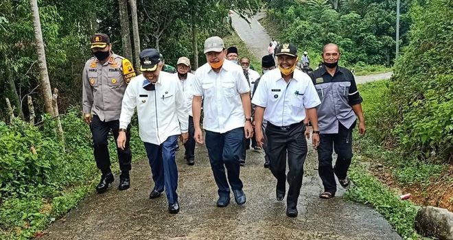 Pimpinan DPRD Kerinci, bersama Bupati Kerinci, memantau penyaluran bantuan sosial bagi warga terdampak Covid-19.