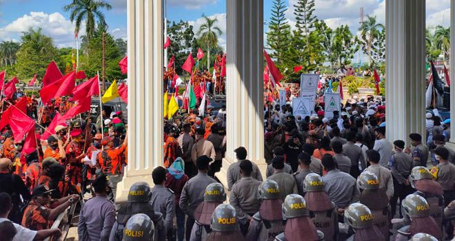 Ratusan Massa Sesaki DPRD Provinsi Jambi