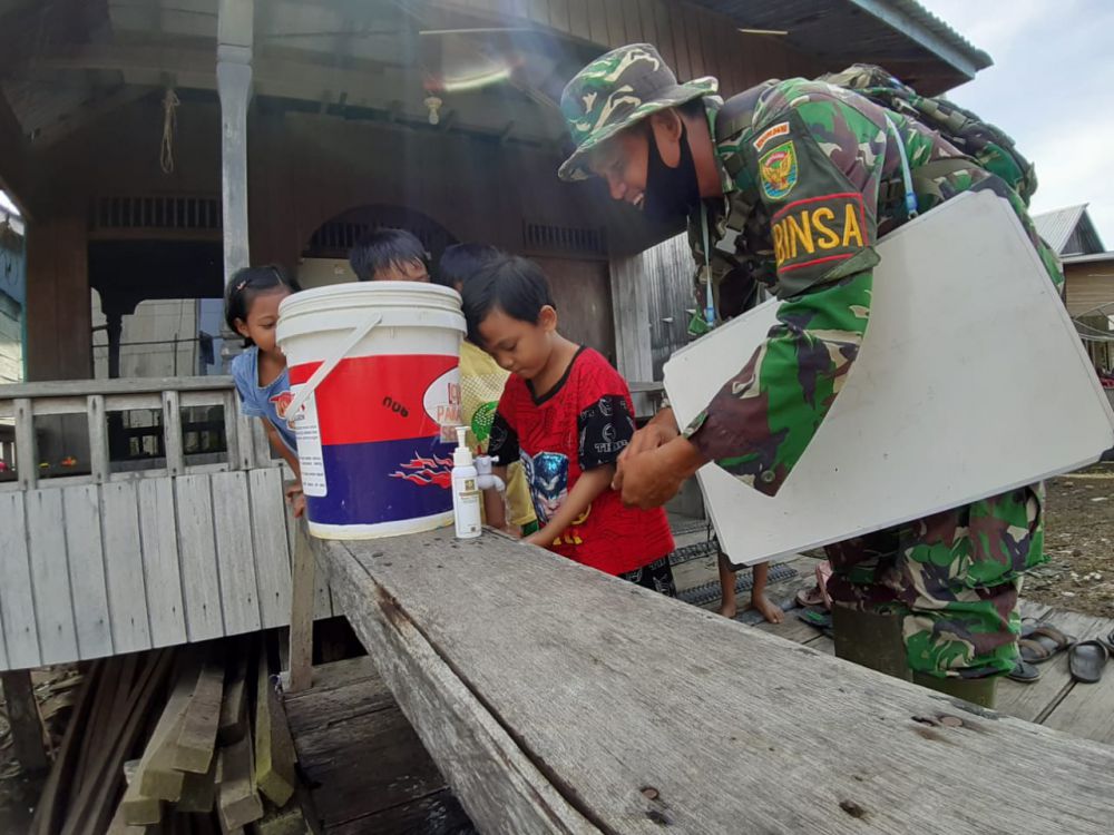 Satgas TMMD Ajarkan Anak - anak Cara Efektif Cuci Tangan