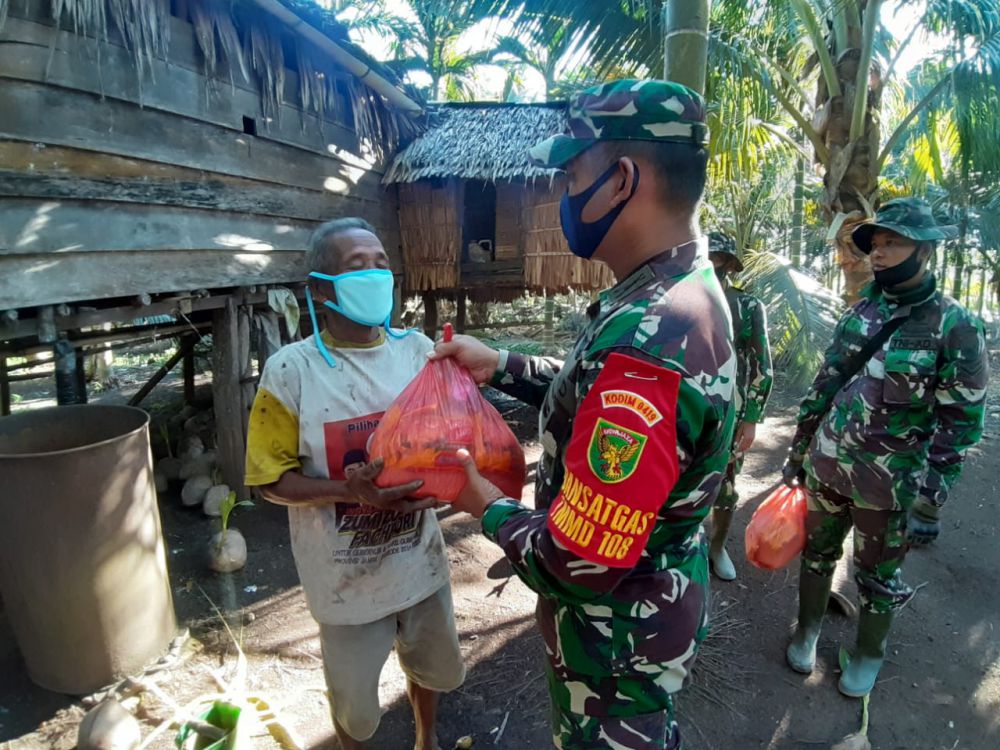 Bakti Sosial Satgas TMMD Ke - 108 Kodim Tanjab Bagikan Sembako dan Masker di Dusun Sungai Kapas