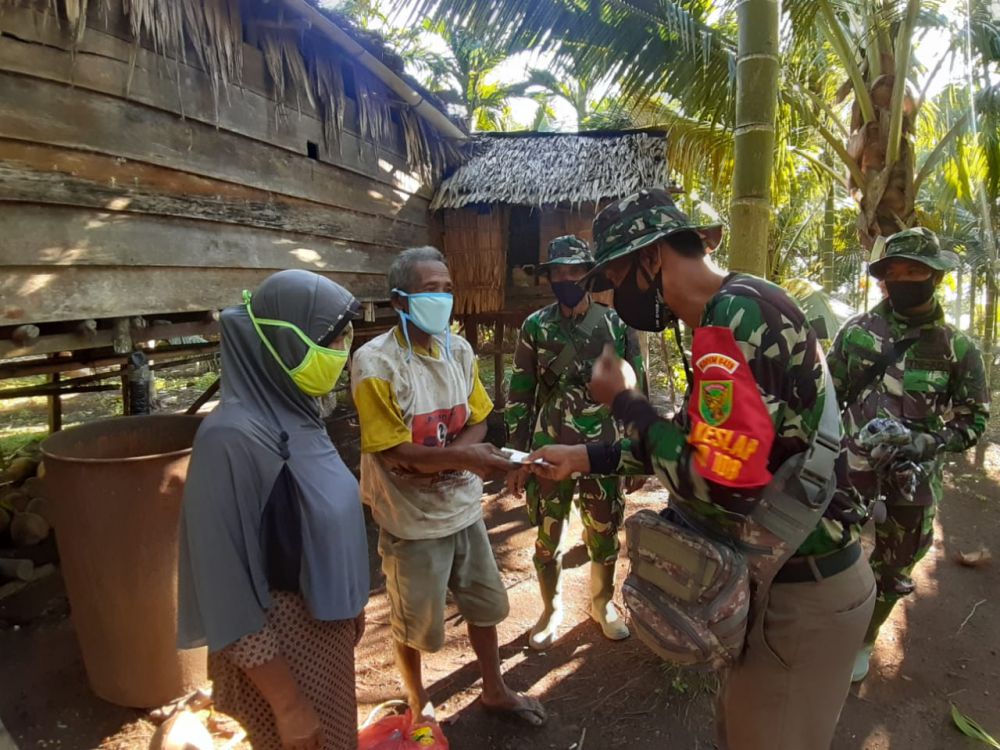 Personel Keslap Satgas TMMD Beri Layanan Kesehatan dan Obat Gratis