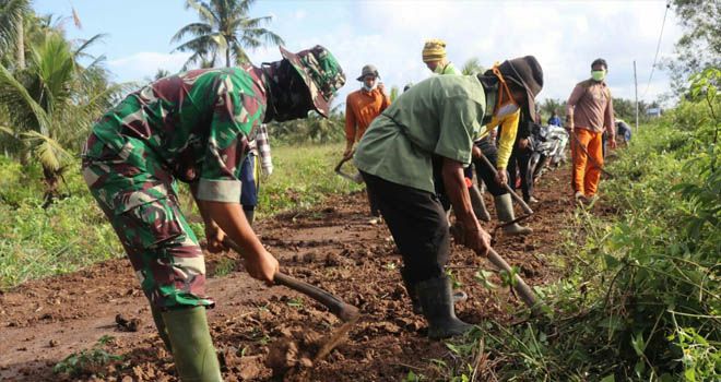 Dan SSK Satgas TMMD Pimpin Gotong Royong Perbaiki Jalan Rusak Bersama Warga