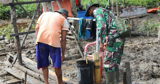 Pembuatan Sumur Bor oleh Satgas TMMD, Warga Labuhan Pering Dapat Menikmati Air Bersih