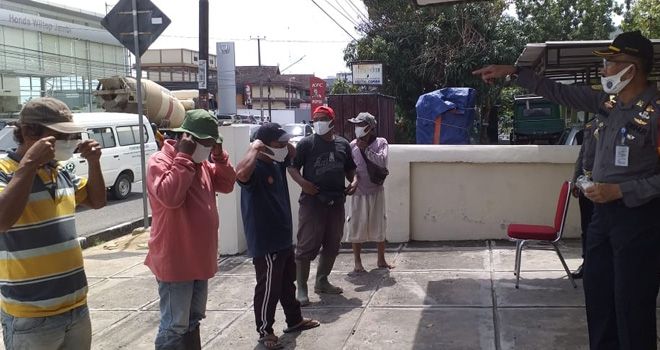 Warga yang tidak memakai masker disanksi push up oleh Tim Patroli Jalan Raya (PJR) Kota Jambi, Senin (13/7).