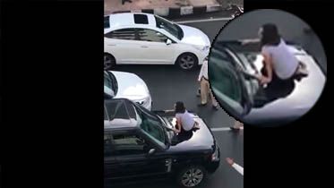 Wanita asal India ini mengamuk di atas mobil karena mengetahui suaminya selingkuh. Foto: Tangkapan YouTube